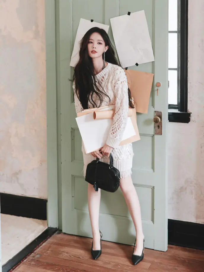 青少年使用手机学习围棋